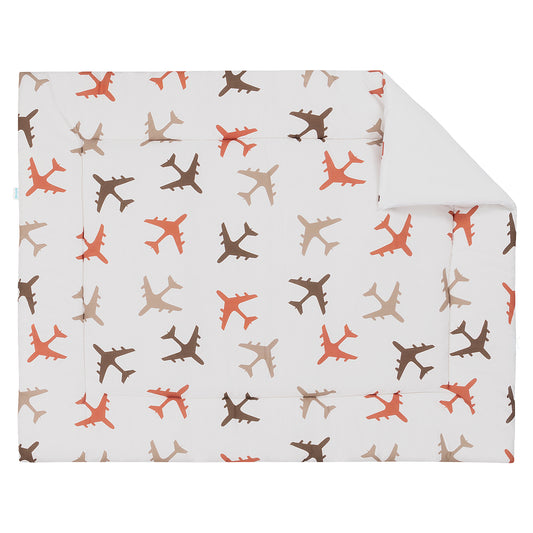 Boxkleed met een print van vliegtuigen in bruin, taupe en terra oranje op een witte ondergrond.