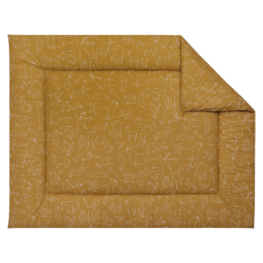 Boxkleed met witte lijntekeningen van wilde dieren op een camel kleurige ondergrond.