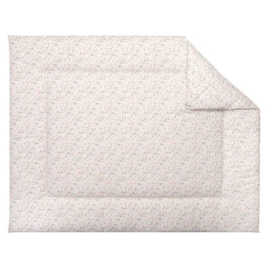 Boxkleed Blossom met een neutrale bloemenprint in zachte kleuren zoals beige, groen en caramel op een ecru ondergrond.