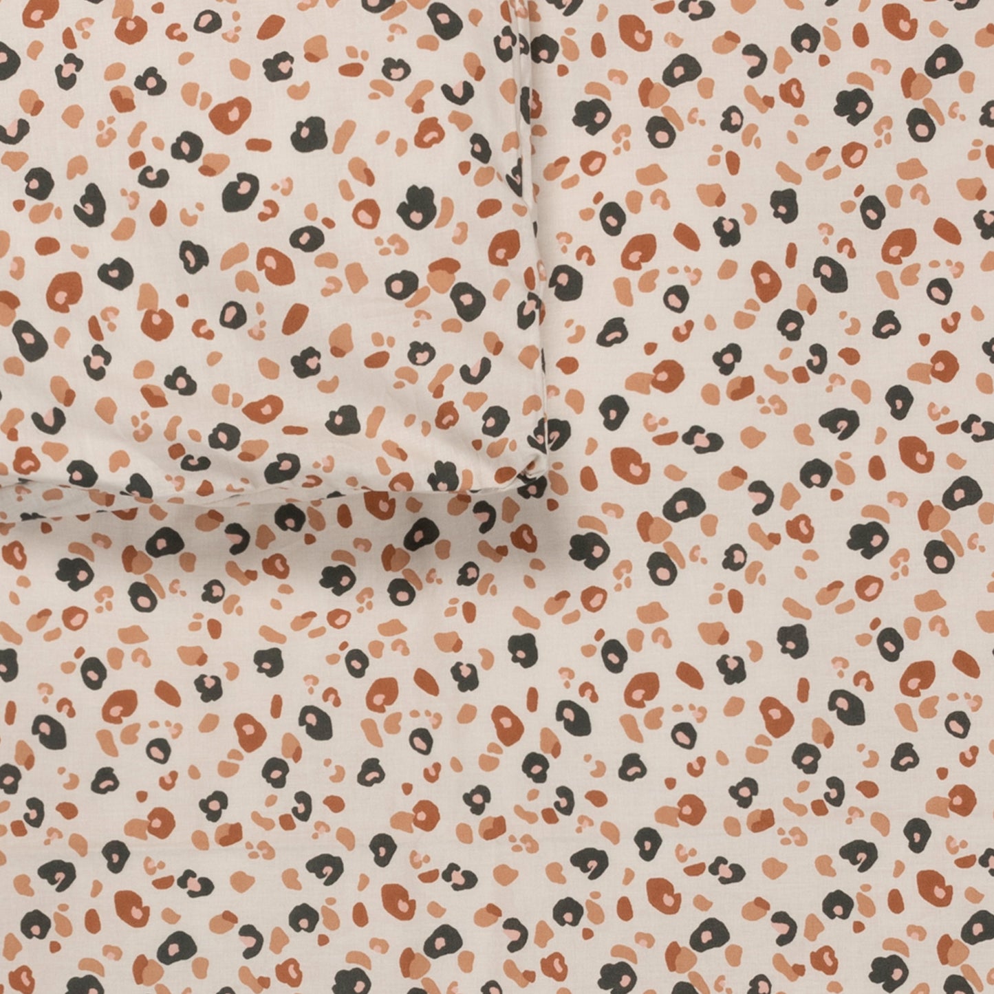 Detail van dekbedovertrek Leopard, een trendy Leopard print in mooie bruin/beige/zwart tinten.