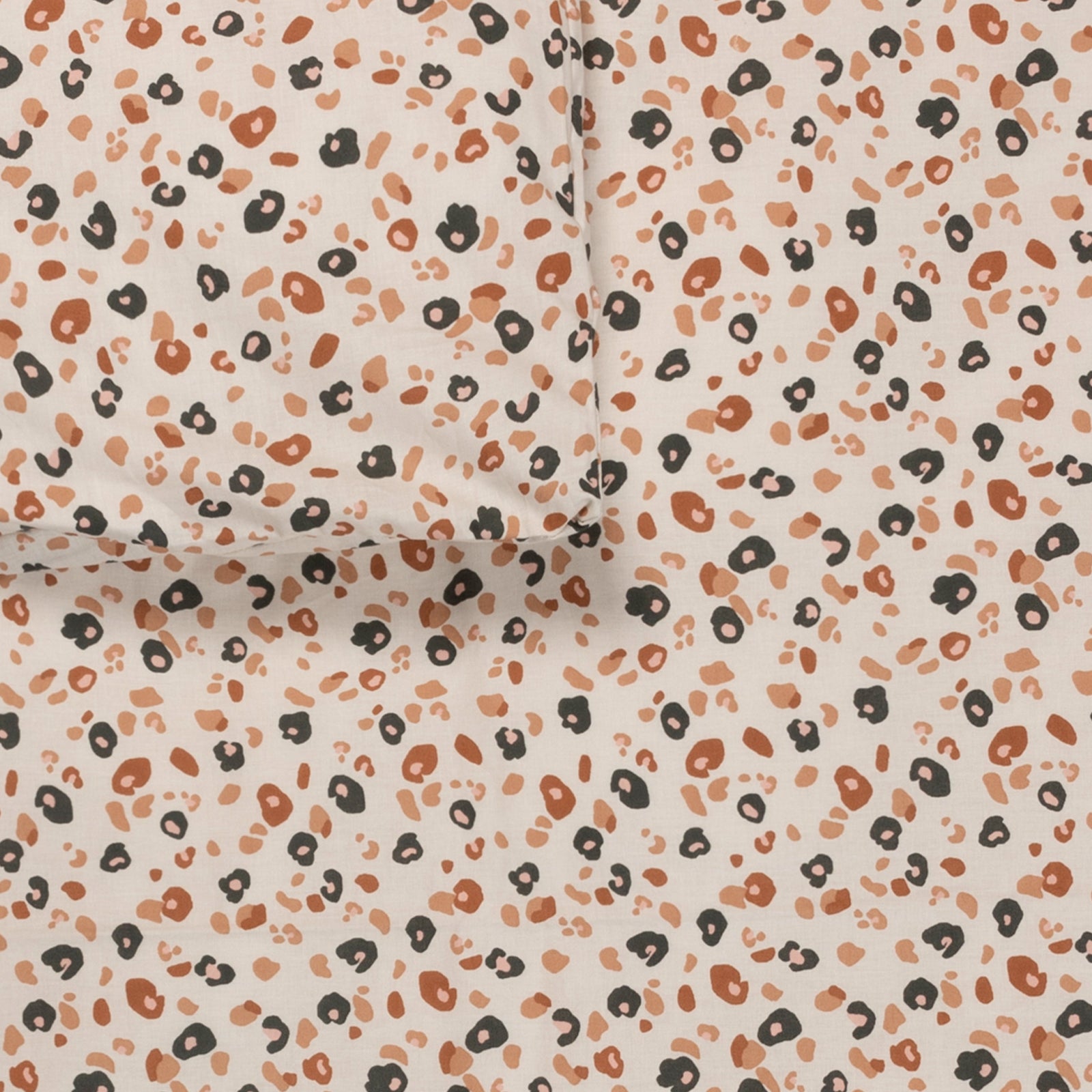 Detail van dekbedovertrek Leopard, een  trendy Leopard print in mooie bruin/beige/zwart tinten.