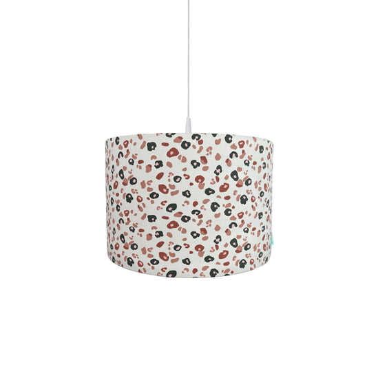 Hanglamp Leopard is een harde lampenkap welke gebruikt kan worden als hanglamp. De lampenkap heeft een doorsnede van 30 cm en is 21 cm hoog.