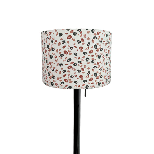 Hanglamp Leopard is een harde lampenkap welke gebruikt kan worden als hanglamp maar ook als staande lamp. De lampenkap heeft een doorsnede van 30 cm en is 21 cm hoog.