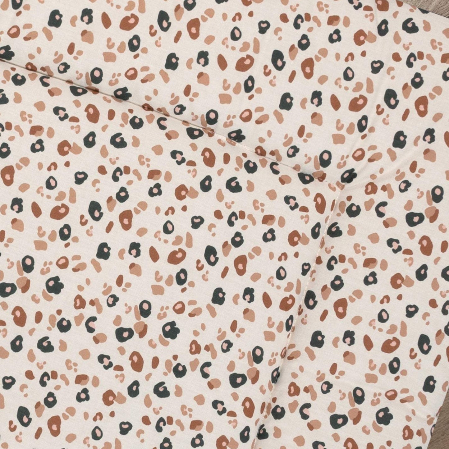 Detail van boxkleed Leopard met een mooie leopardprint in naturel tinten zoals zand, caramel, en zwart op een beige ondergrond.