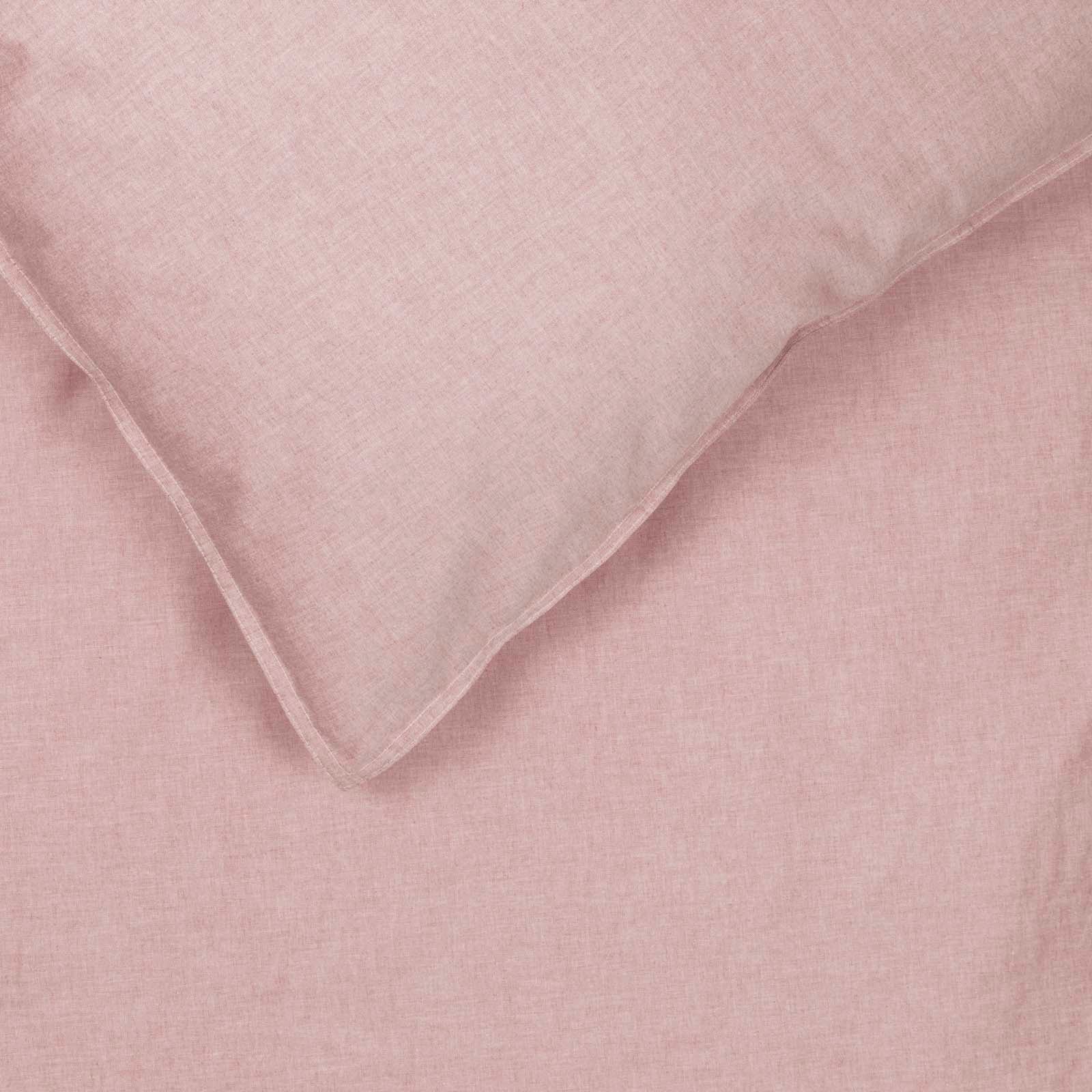Detail van een omgeslagen hoek van dekbedovertrek Bo in de kleur peach. Een roze/oranje uni dekbedovertrek van chambray met rondom een stoer dubbel stiksel.
