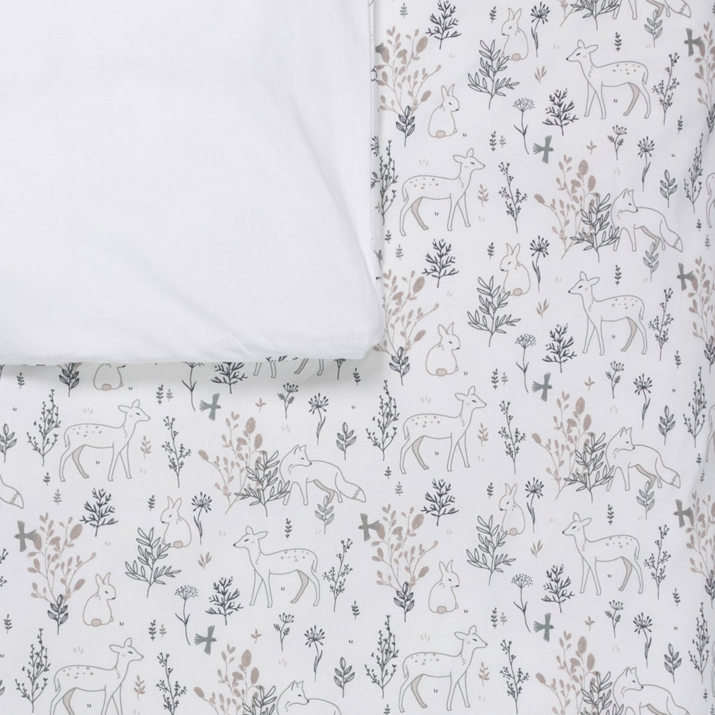 Detail van dekbedovertrek Bas met een mooie print met lieve konijntjes, hertjes en vossen met takken in donkergrijs, lichtgrijs en beige
