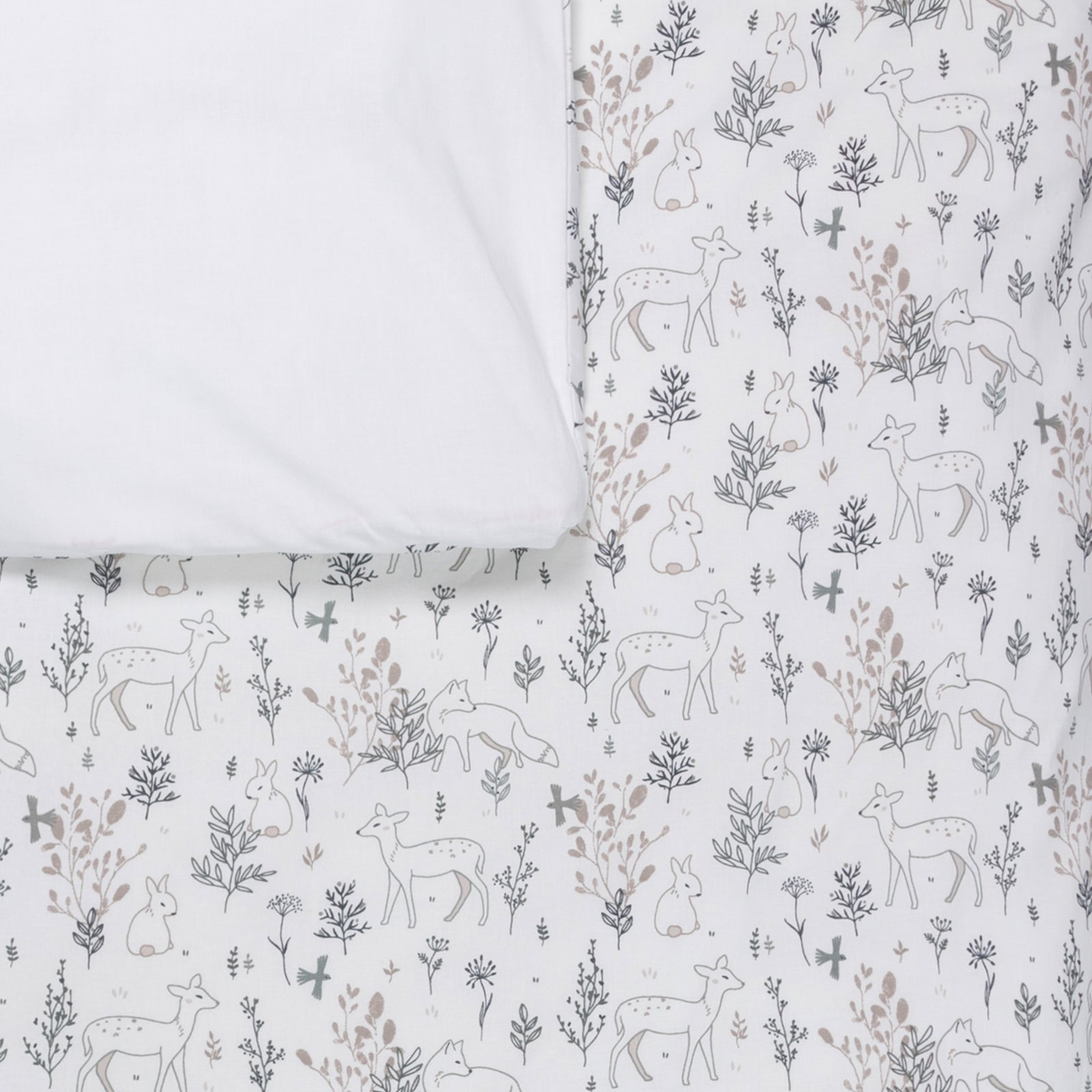 Detail van dekbedovertrek Bas met een mooie print met lieve konijntjes, hertjes en vossen met takken in donkergrijs, lichtgrijs en beige