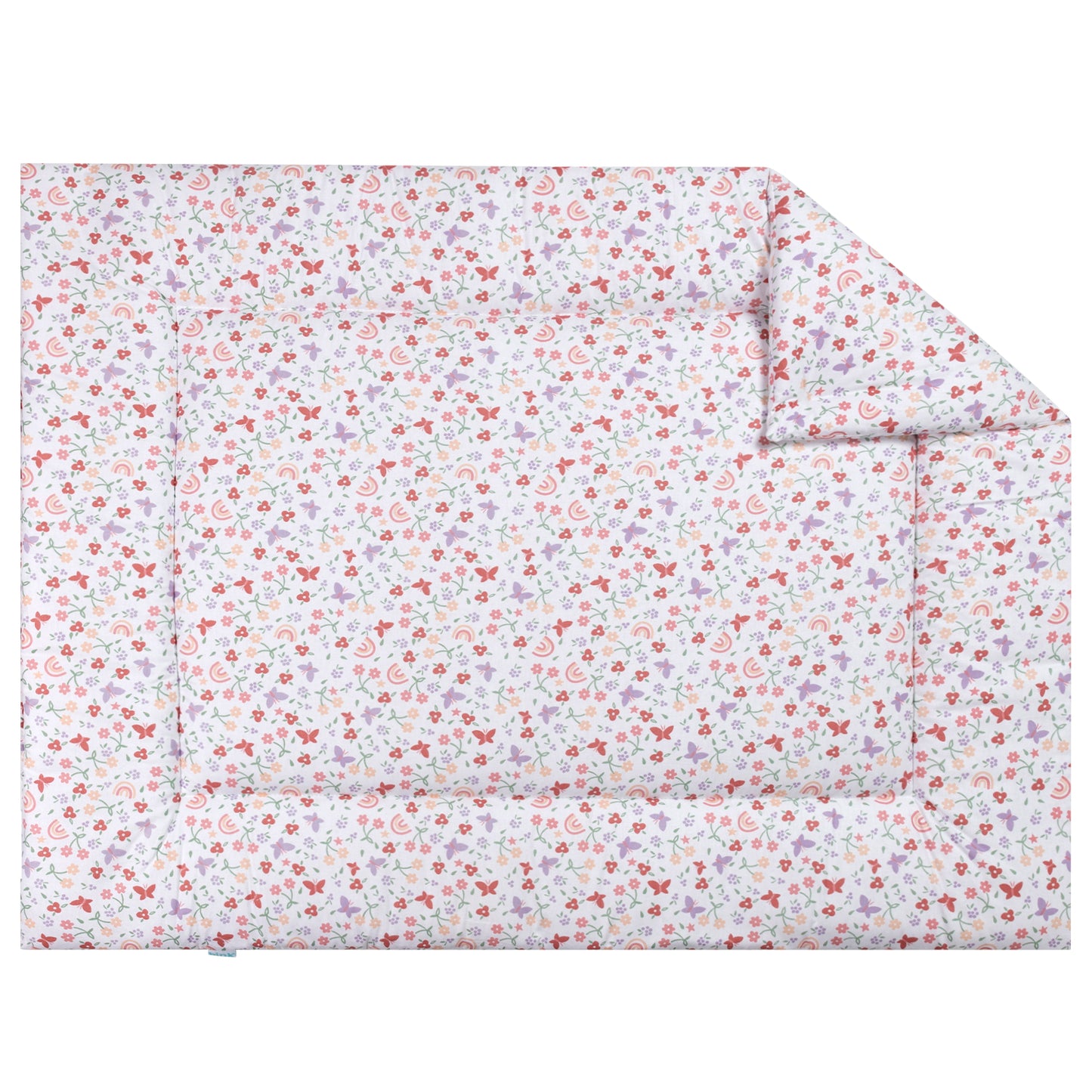 Boxkleed Linde heeft een vrolijke print met bloemen, vlinders en regenbogen in zachte tinten zoals lila, roze, groen en peach op een witte ondergrond.