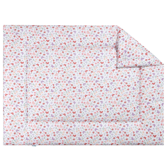 Boxkleed Linde heeft een vrolijke print met bloemen, vlinders en regenbogen in zachte tinten zoals lila, roze, groen en peach op een witte ondergrond.
