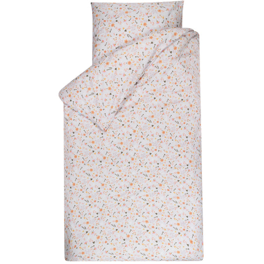Dekbedovertrek Saar met sloop heeft een vrolijke lente/zomer print met bloemen en vogels. Een kleurige print in roze, oranje, geel en groen.