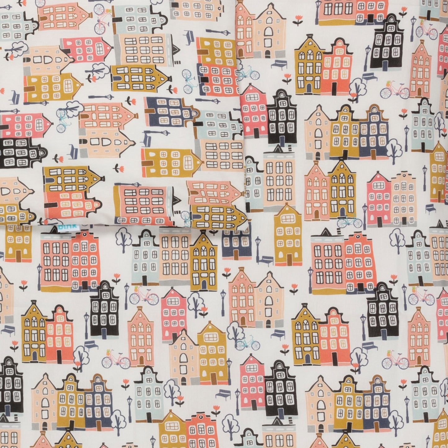 Detail van dekbedovertrek Adam met vrolijke huisjes in zachte kleuren zoals roze, peach, blue, grijs en mosterdgeel op een ecru ondergrond.