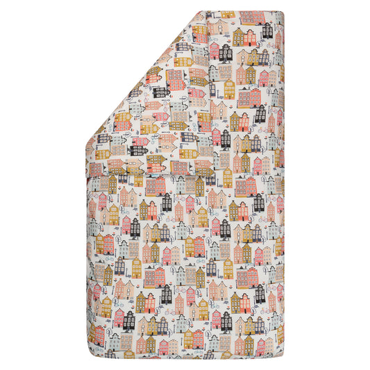 Dekbedovertrek Adam zonder sloop heeft aan beide zijde de vrolijke huisjes print. De huisjes hebben zachte kleuren zoals roze, peach, blue, grijs en mosterdgeel op een ecru ondergrond.