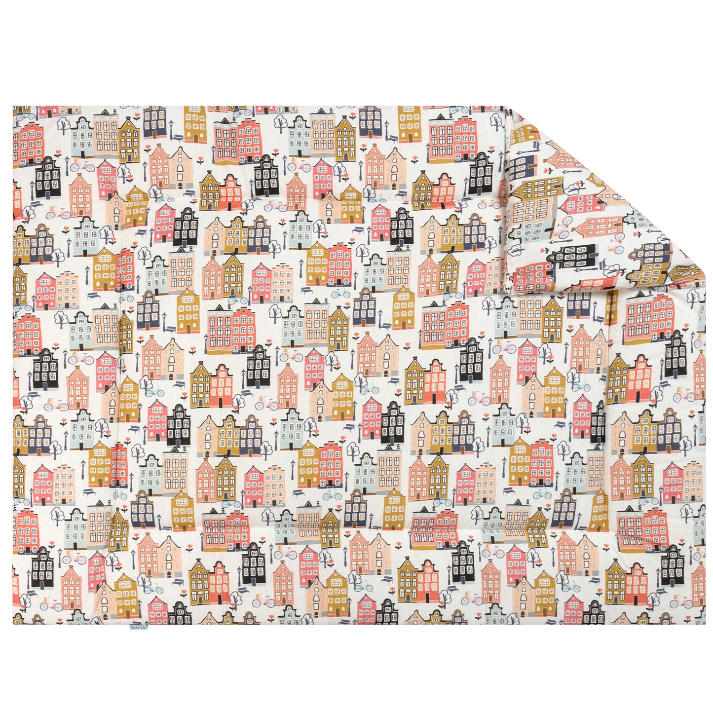 Boxkleed Adam heeft een vrolijke print met grachten huisjes in mooie tinten zoals peach, roze, bleu, grijs en mosterdgeel op een ecru ondergrond.