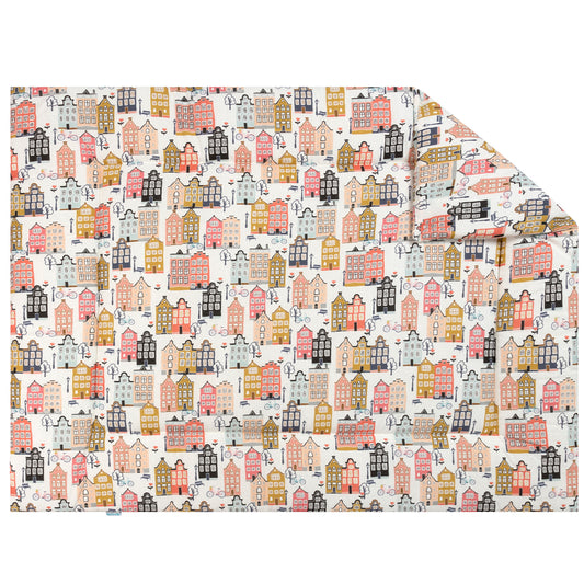 Boxkleed Adam heeft een vrolijke print met grachten huisjes in mooie tinten zoals peach, roze, bleu, grijs en mosterdgeel op een ecru ondergrond.