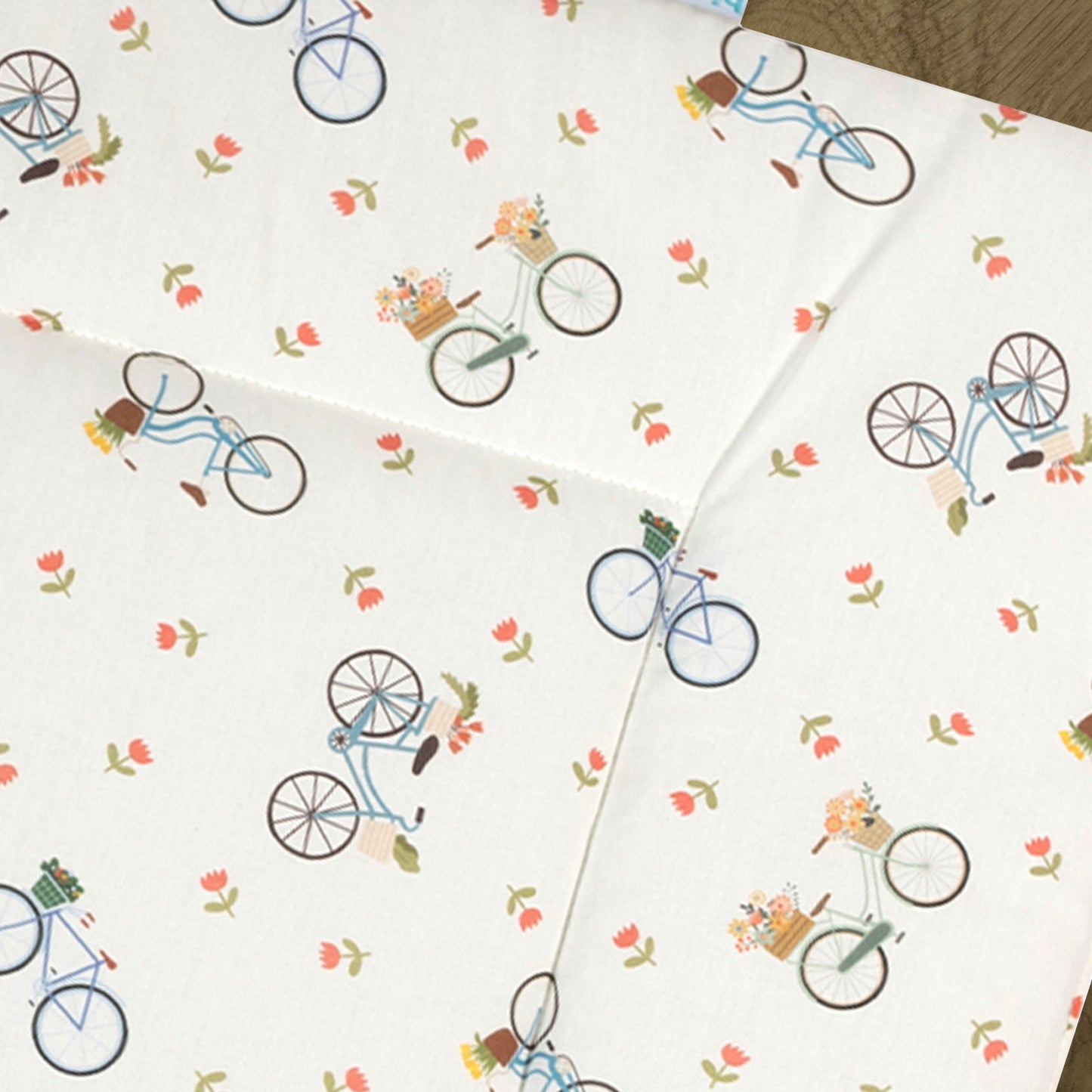 Detail van boxkleed Fien met een vrolijke Hollandse print met fietsen en tulpen op een ecru ondergrond.