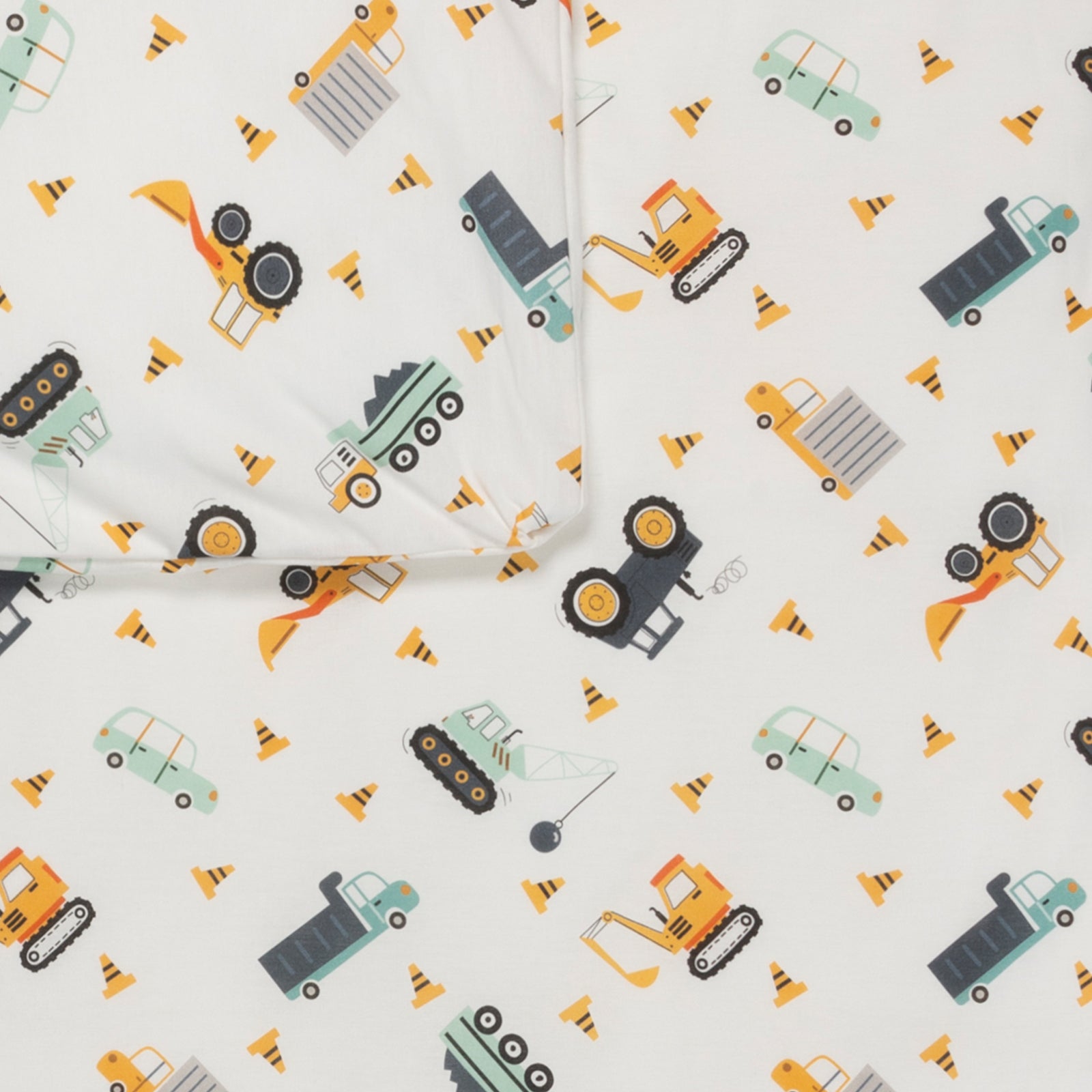 Detail van dekbedovertrek Bram met een leuke print met stoere werkvoertuigen. De graafmachines, kiepwagens, tractoren en vrachtwagens hebben zachte kleuren zoals mint groen geel, grijs en oranje op een ecru ondergrond.