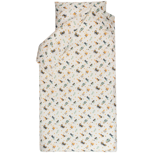 Dekbedovertrek Bram met sloop heeft aan beide zijde een leuke print met stoere werkvoertuigen. De graafmachines, kiepwagens, tractoren en vrachtwagens hebben zachte kleuren zoals mint groen geel, grijs en oranje op een ecru ondergrond.