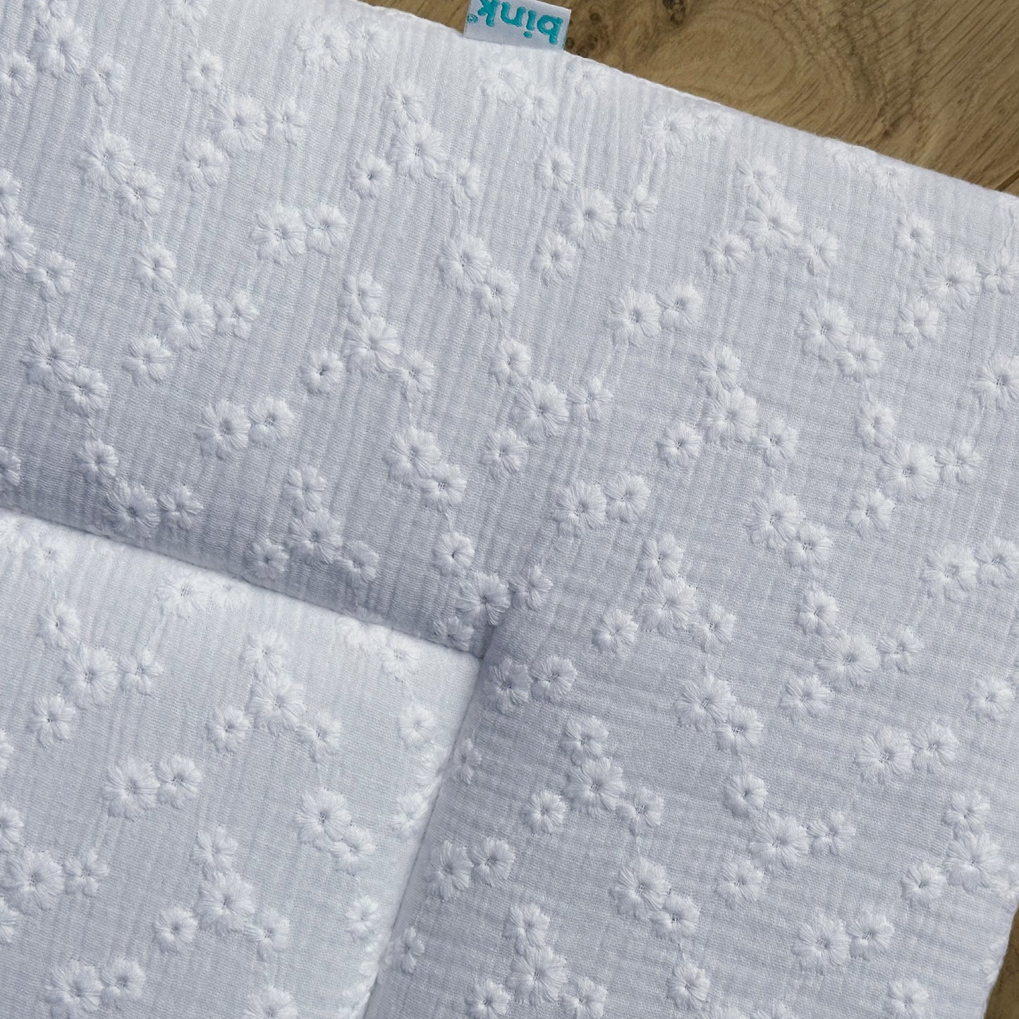 Detail van boxkeed Esmee, witte mouseline met geborduurde bloemen in wit.