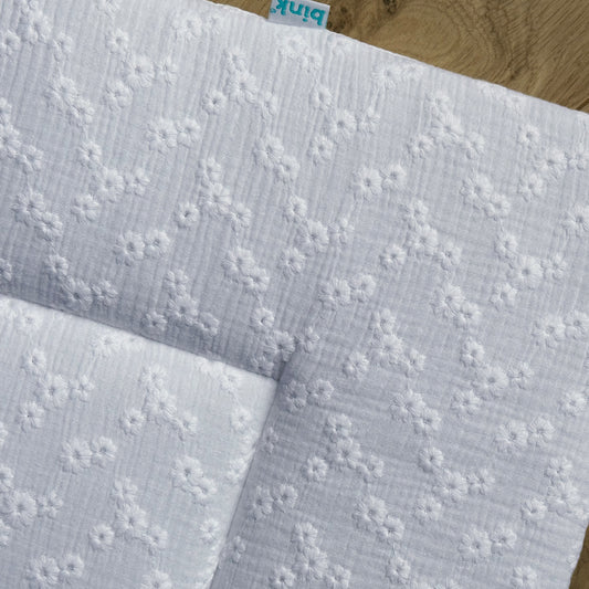 Detail van boxkeed Esmee, witte mouseline met geborduurde bloemen in wit.