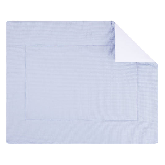 Boxkleed met aan de ene kant een zachte wafelstof van 100% katoen in softblue en een uni witte achterkant.