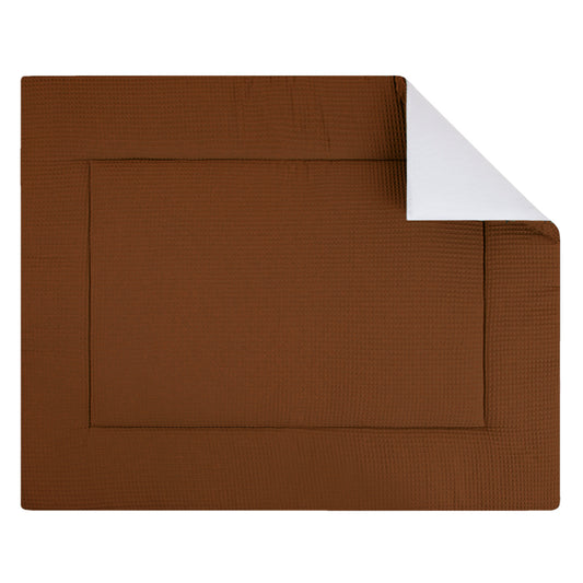 Boxkleed met aan de ene kant een zachte wafelstof van 100% katoen in caramel en een uni witte achterkant.