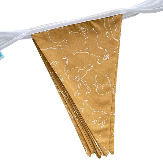 Vlaggenlijn Savanne is een prachtige slinger in een warme camelkleur, verfraaid met witte lijntekeningen van wilde dieren.