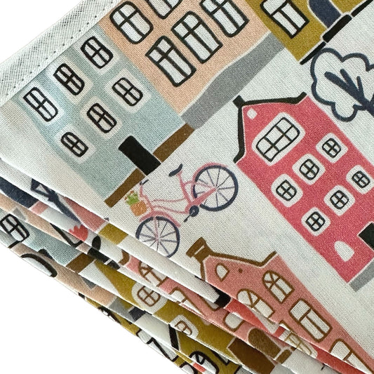Detail van vlaggenlijn Adam van katoen met vrolijk gekleurde grachtenhuisjes.