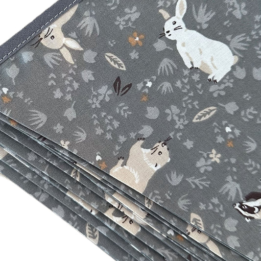 Detail van vlaggenlijn Bunny van katoen met de konijntjes, hermelijntjes en dassen
