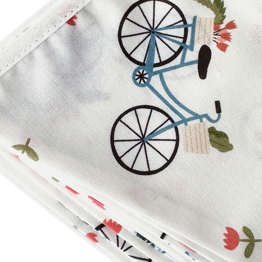 Detail van vlaggenlijn Fien van katoen, een print met Hollandse fietsen met vrolijke mandjes vol gekleurde bloemen.