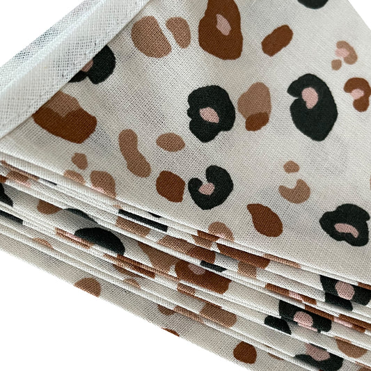 Detail van vlaggenlijn Leopard van katoen met mooie leopard print in bruintinten.