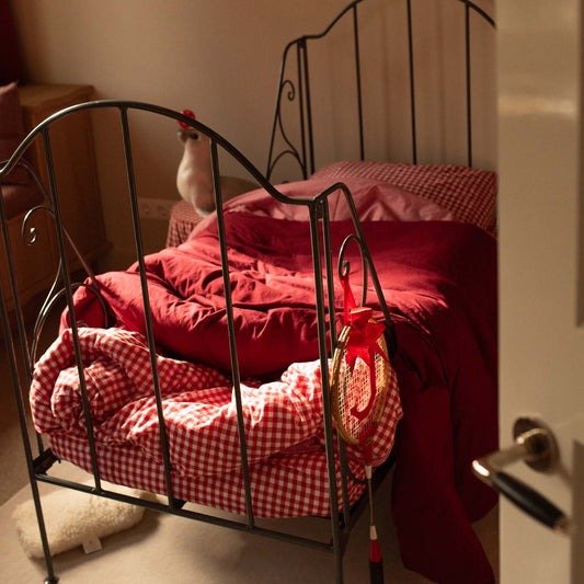 Bed met BINK Bedding dekbedovertrek BB rood met deur - sfeer