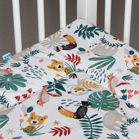 Detail van boxkleed Zoë met vrolijk gekleurde jungledieren in een witte box.