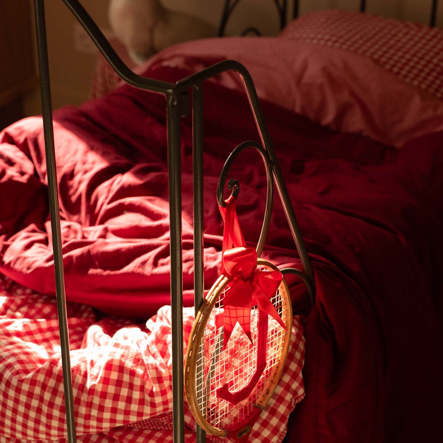 Detail van voeteneind bed met BINK Bedding dekbedovertrek BB rood met deur - sfeer
