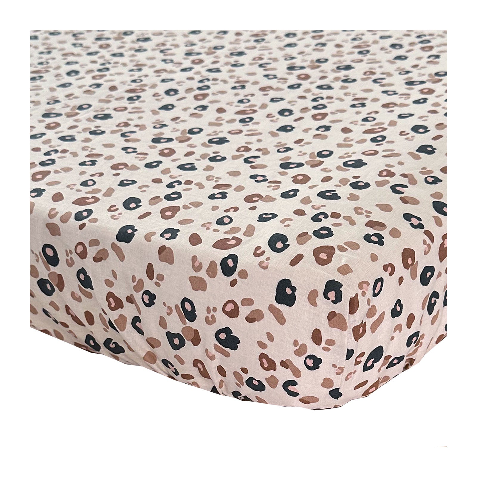 Hoeslaken Leopard met luipaard print voor wieg, ledikant, junior-/peuterbed en eenpersoons. Hoeslaken Leopard heeft een warme uitstraling door de kleuren taupe, caramel met zwarte accenten op en ecru/beige ondergrond.