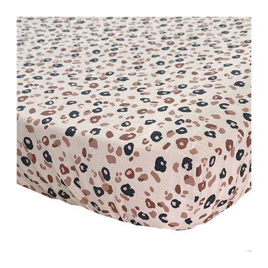 Hoeslaken Leopard met luipaard print voor wieg, ledikant, junior-/peuterbed en eenpersoons. Hoeslaken Leopard heeft een warme uitstraling door de kleuren taupe, caramel met zwarte accenten op en ecru/beige ondergrond.