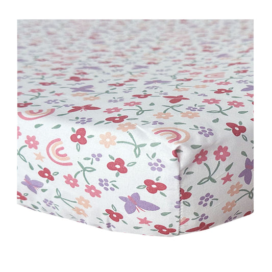 Hoeslaken Linde, een vrolijke print met vlinders, regenbogen en bloemen. De kleuren van hoeslaken Linde zijn roze, peach, lila en groen op een witte ondergrond.