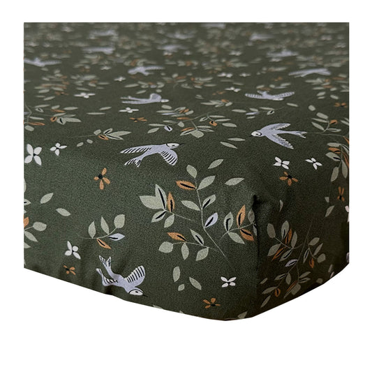 Hoeslaken Merel, een vrolijke print met vogels in lila en op een donkergroene ondergrond met witte bloemen en takken in groentinten met caramel accenten.