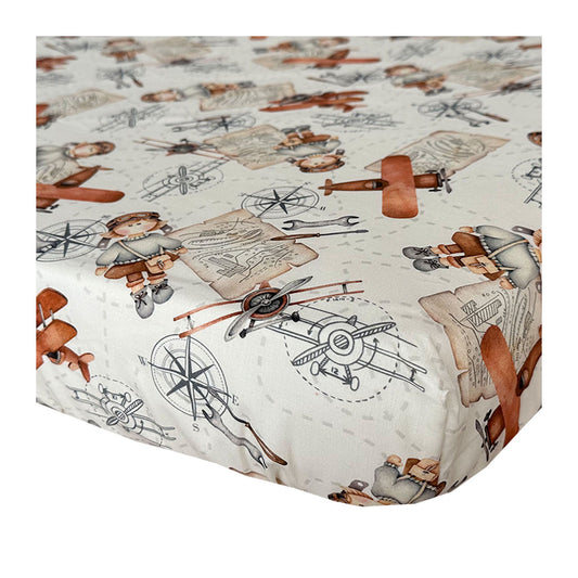 Hoeslaken Raf, leuke print met een handige piloot voor wieg, ledikant, junior-/peuterbed en eenpersoons. Hoeslaken Raf met naturel tinten in beige, roestbruin en grijs op een ecru ondergrond.