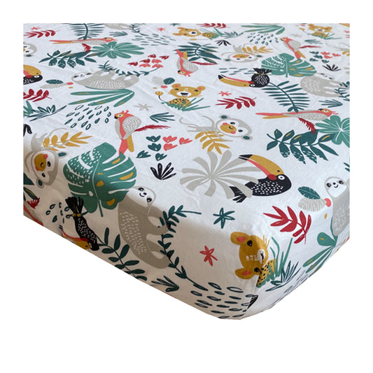 Hoeslaken Zoe met vrolijk gekleurde jungledieren op een witte ondergrond.