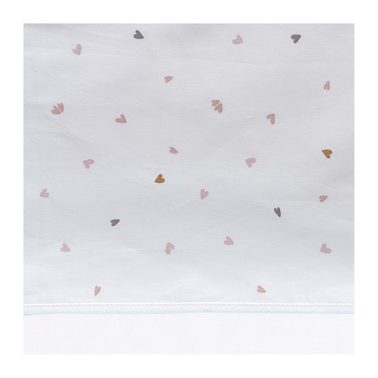 Laken Hearts met een print met kleine hartjes in oudroze, caramel en donkerpaars.