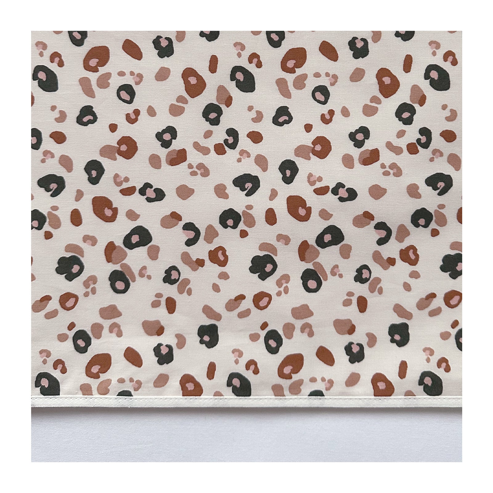 Laken Leopard wit heeft een omslag van een leuke Leopard print en is mooi afgewerkt met een ecru biasbandje.
