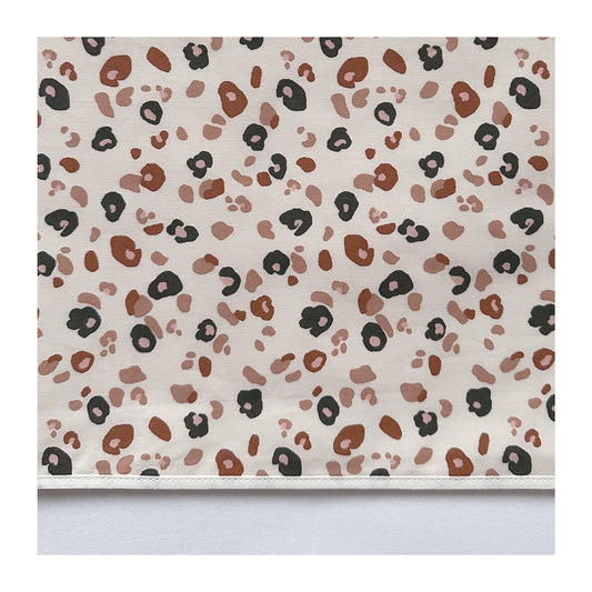 Laken Leopard wit heeft een omslag van een leuke Leopard print en is mooi afgewerkt met een ecru biasbandje.