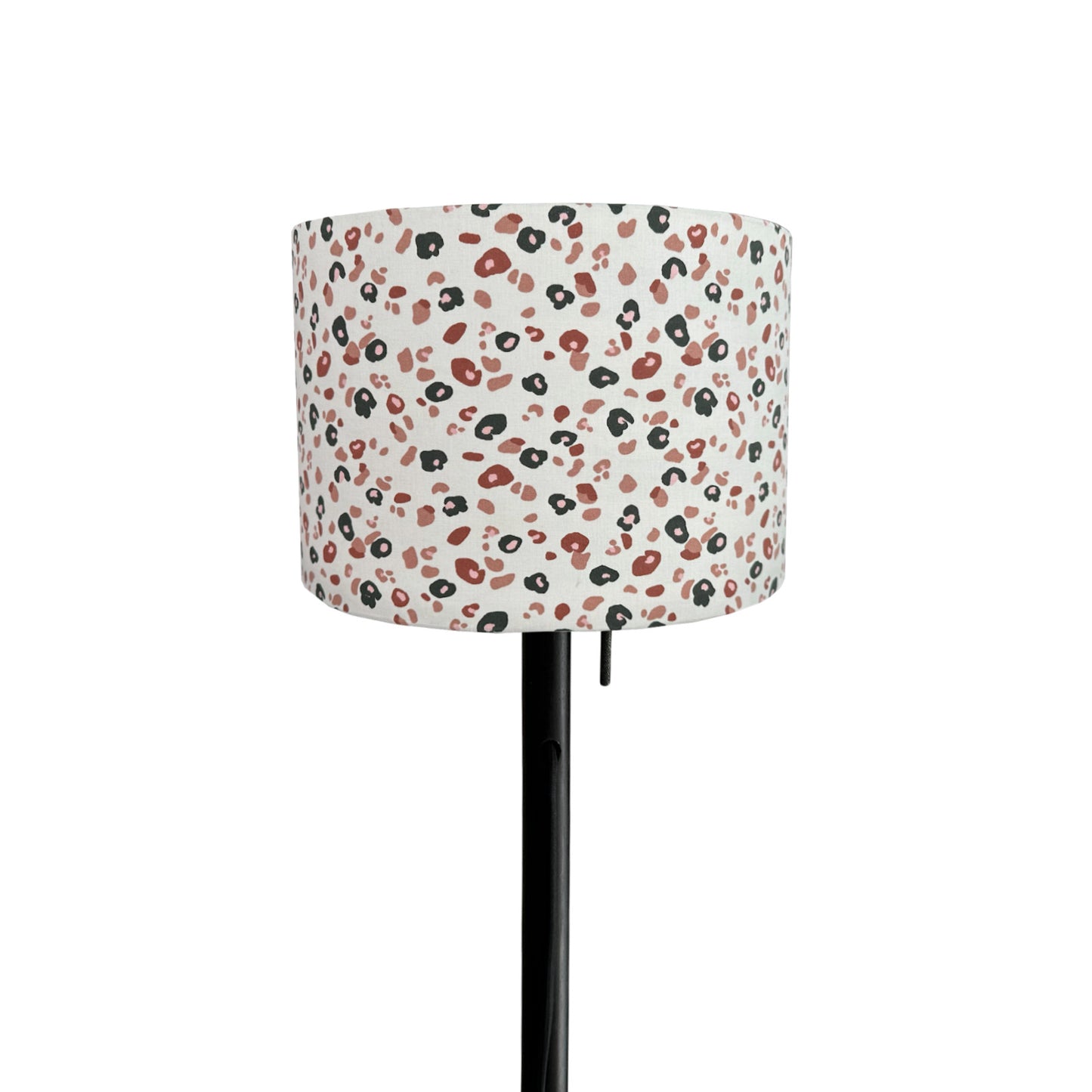 Hanglamp Leopard is een harde lampenkap welke gebruikt kan worden als hanglamp maar ook als staande lamp. De lampenkap heeft een doorsnede van 30 cm en is 21 cm hoog.