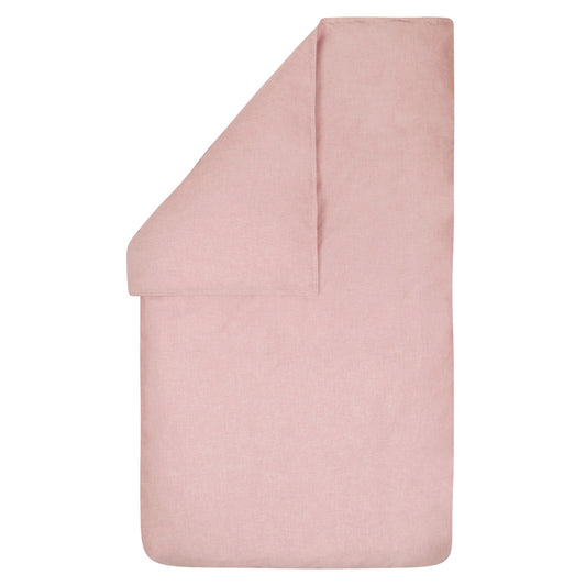 Dekbedovertrek Bo peach, een uni roze/oranje chambray, rondom afgewerkt met een stoer dubbel stiksel. Verkrijgbaar in de maten 100x135 geschikt voor het ledikant, 60x80, 70x80 en 80x80 geschikt voor de wieg, kinderwagen of in de box/park.