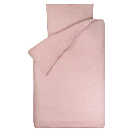 Dekbedovertrek Bo peach, een uni roze/oranje chambray, rondom afgewerkt met een stoer dubbel stiksel. Verkrijgbaar in de maten 140x200/220 met sloop 60x70 geschikt voor het eenpersoonsdekbed, 120x150 met sloop 60x70 geschikt voor het junior-/peuterdekbed en 100x135 met sloop 60x40 voor een ledikantdekbed of ledikantdeken.