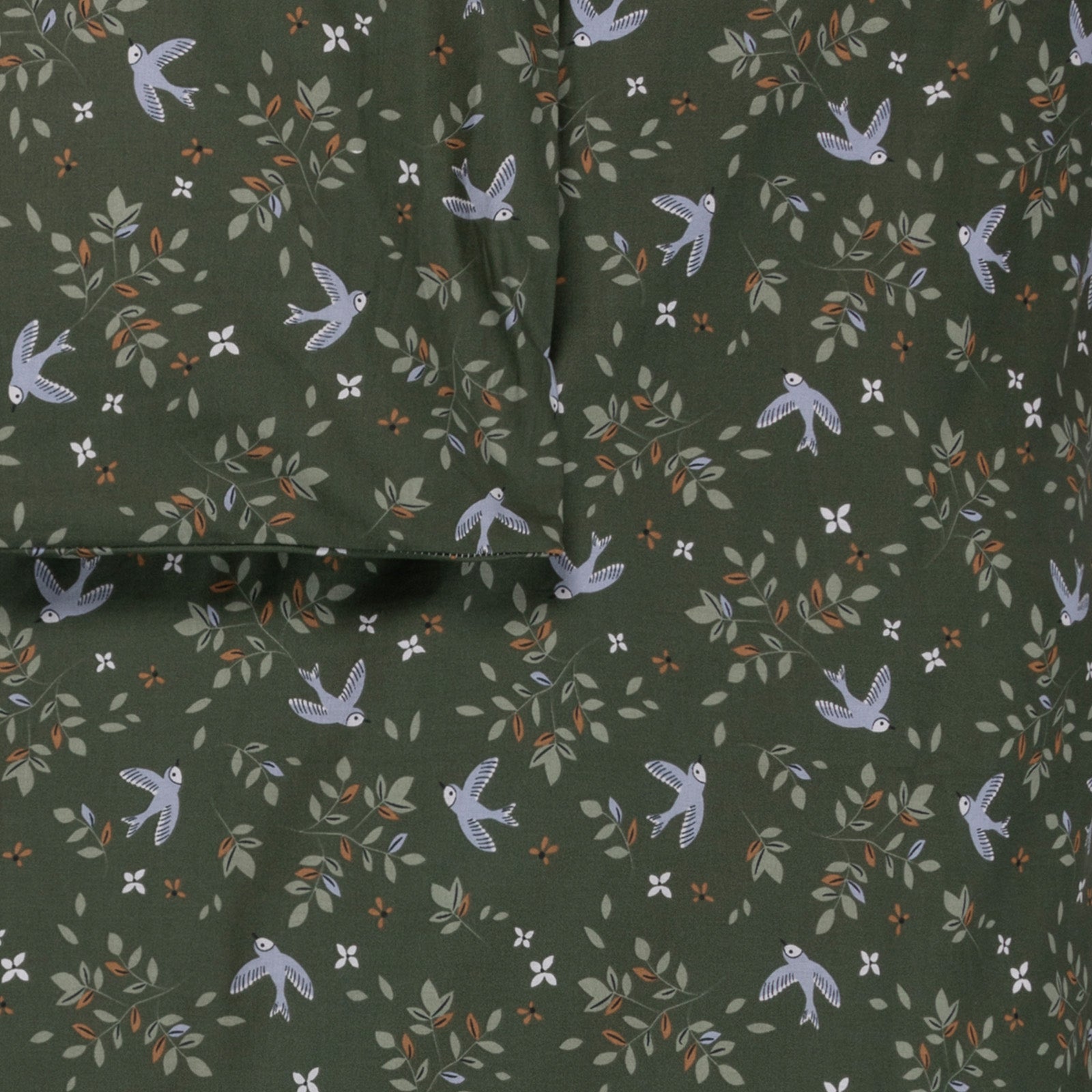 Detail van dekbedovertrek Merel met een mooie print met vogels, bloemen en takken met bladeren in lichtgroene tinten, caramel bloemen en lila accenten.