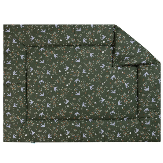 Boxkleed Merel heeft warme uitstraling door de mooie print met bloemen en vogels in lila, licht groen en camel op een donkergroene ondergrond. 