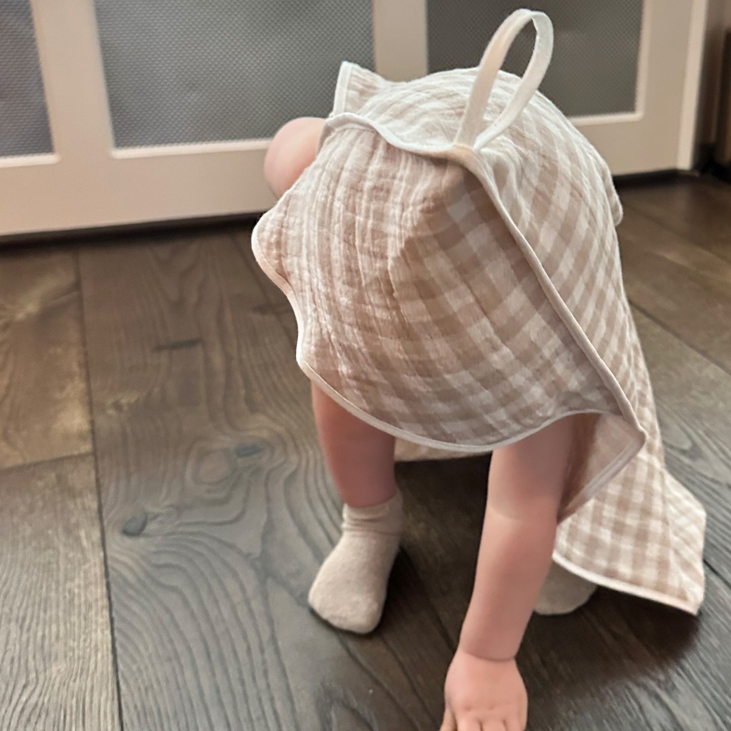 Baby ingepakt in BINK Bedding hydrofiele badcape beige – zacht en warm na het bad