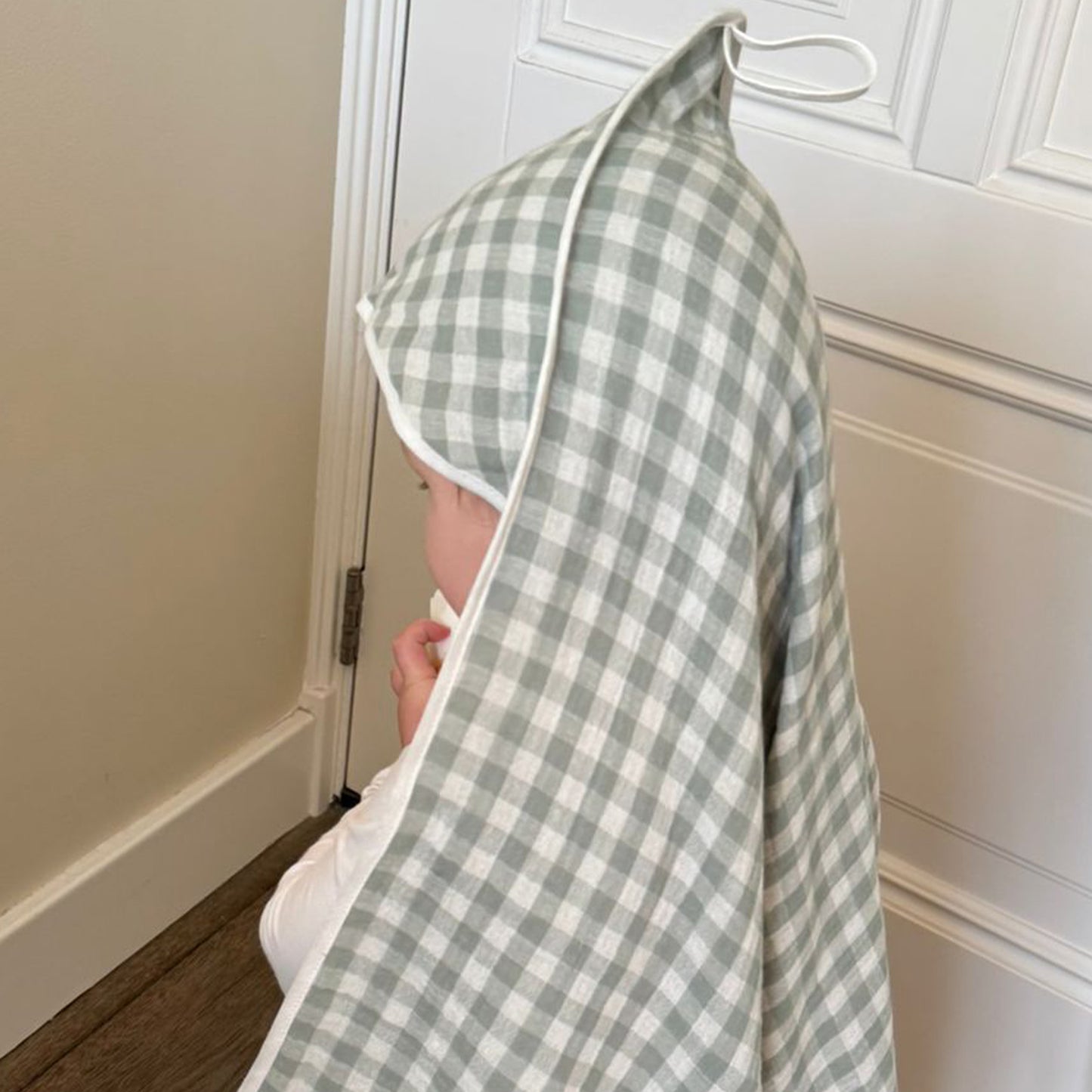 BINK Bedding hydrofiele badcape groen – achteraanzicht - om hoofdje van baby 
