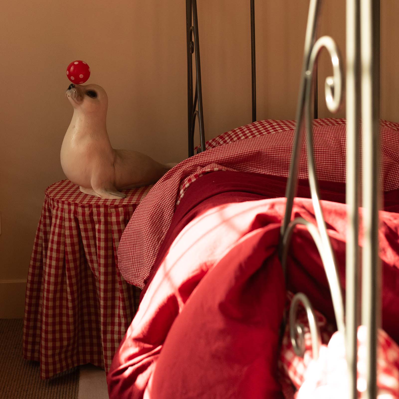 Deel van bed met BINK Bedding dekbedovertrek BB rood met deur